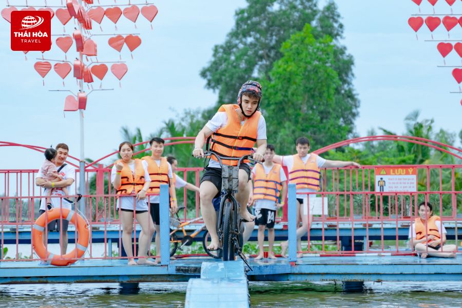 Làng Du Lịch Sinh Thái Tre Việt