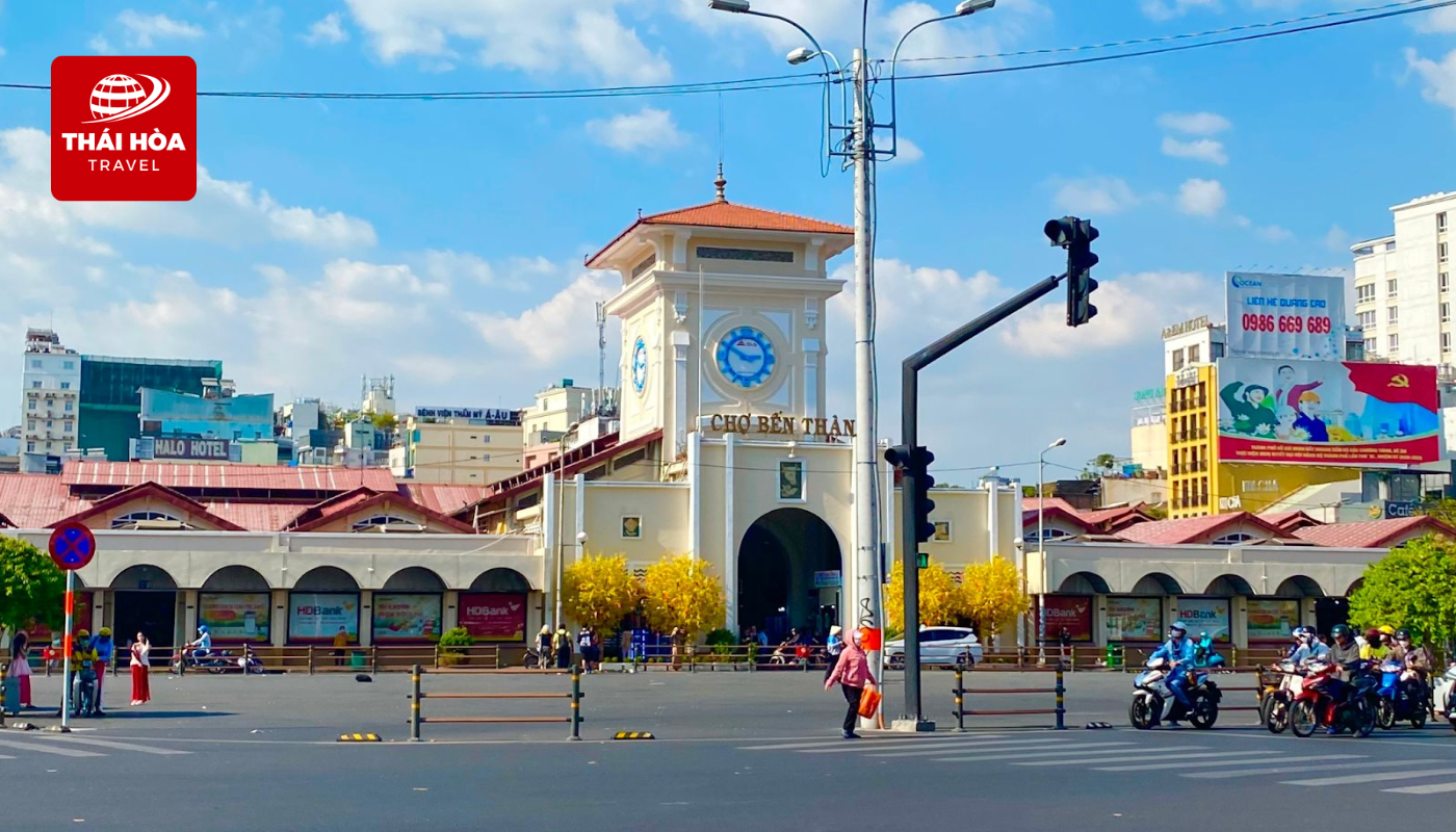 Chợ Bến Thành - Trung tâm mua sắm và ẩm thực