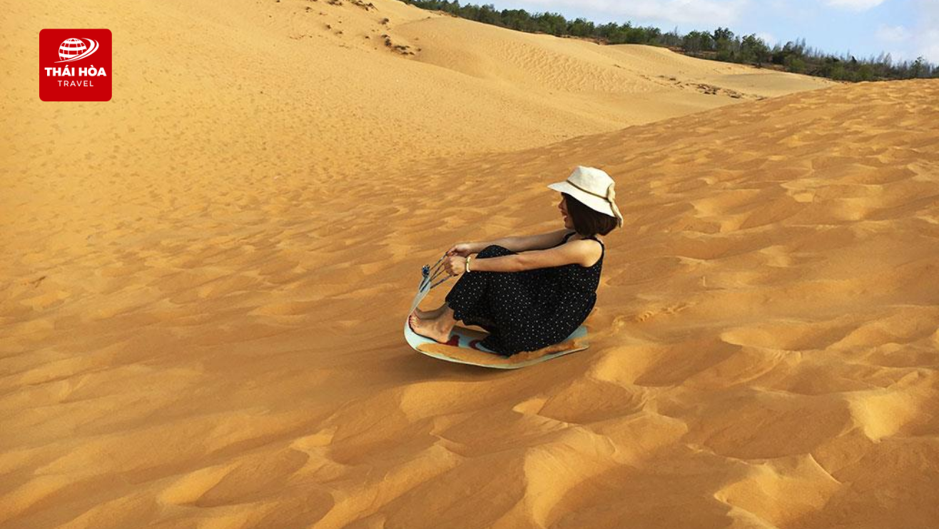 Đồi Cát Bay với triền cát liên tục thay đổi hình dáng