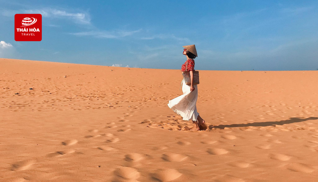 Đồi Cát Bay với triền cát liên tục thay đổi hình dáng