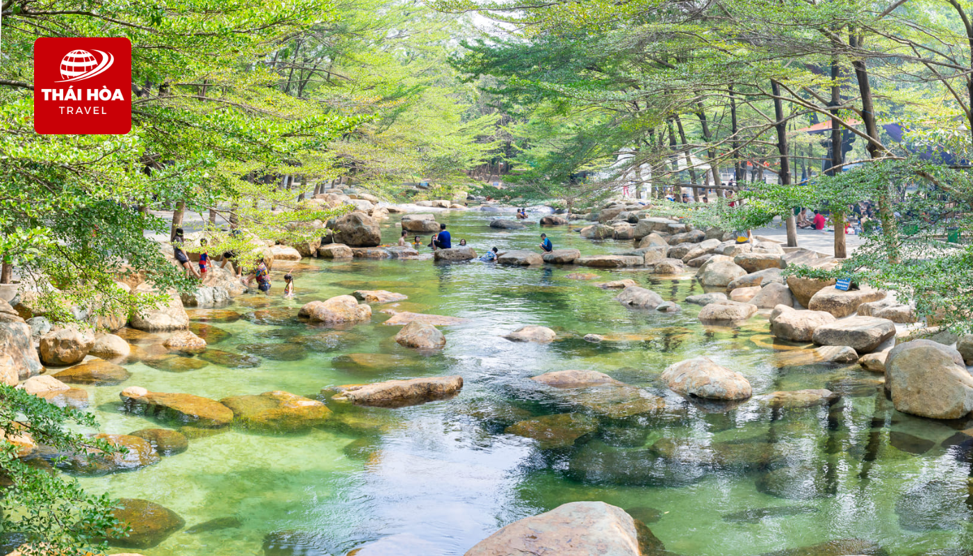 Khu du lịch Thủy Châu nổi bật với không gian rộng lớn, xanh mát
