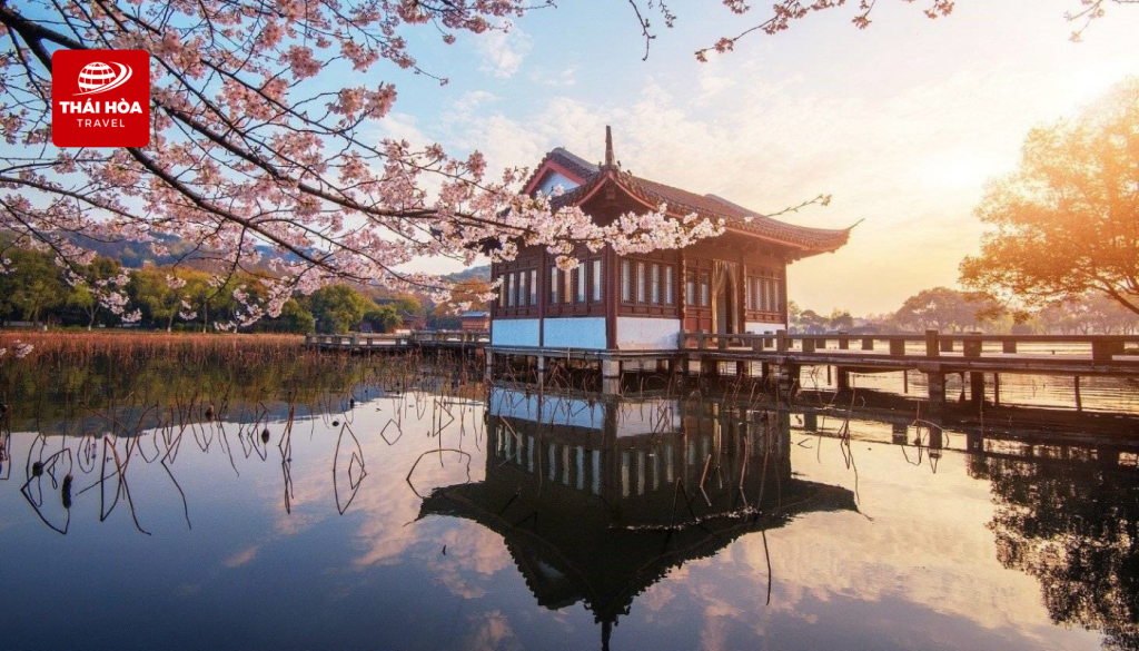 Tây Hồ nổi tiếng với vẻ đẹp nên thơ, trữ tình