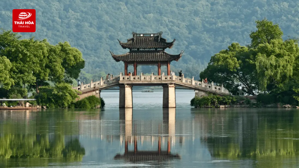 Tây Hồ nổi tiếng với vẻ đẹp nên thơ, trữ tình