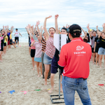 Hướng dẫn viên hướng dẫn tất cả các đội khởi động