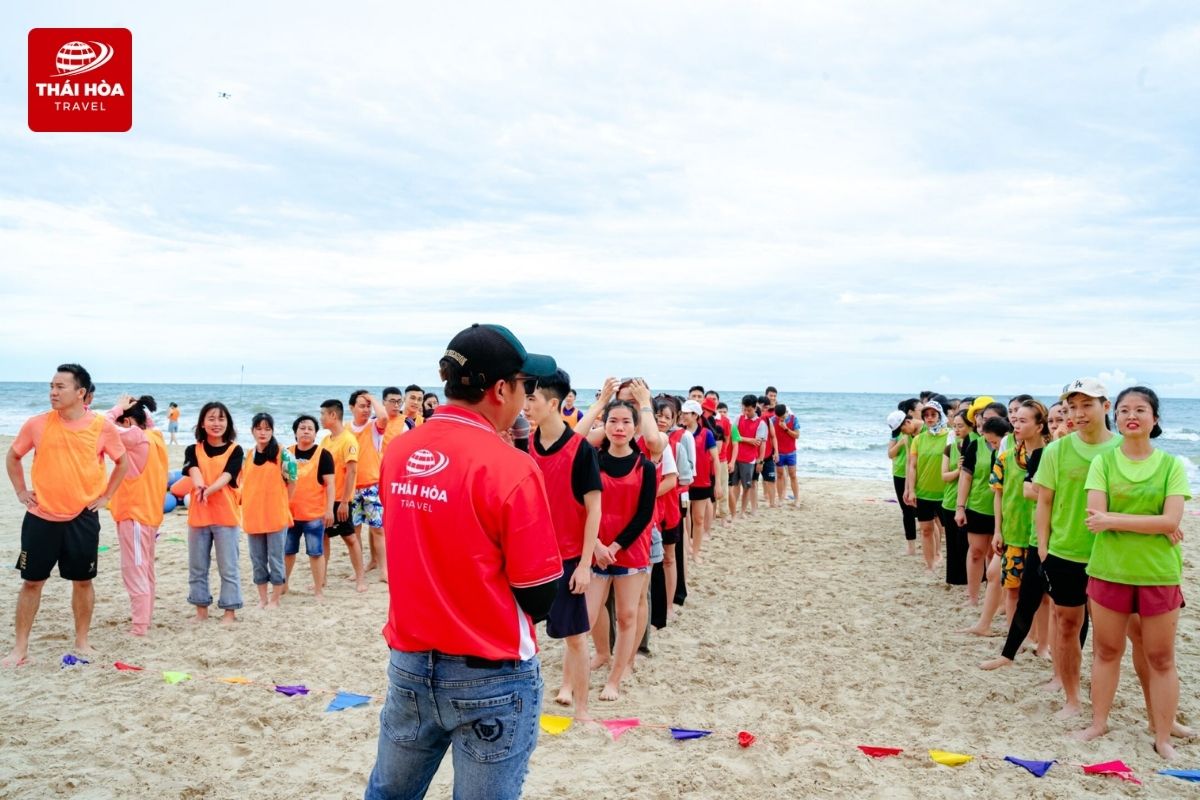 Hướng dẫn viên hướng dẫn tất cả các đội khởi động