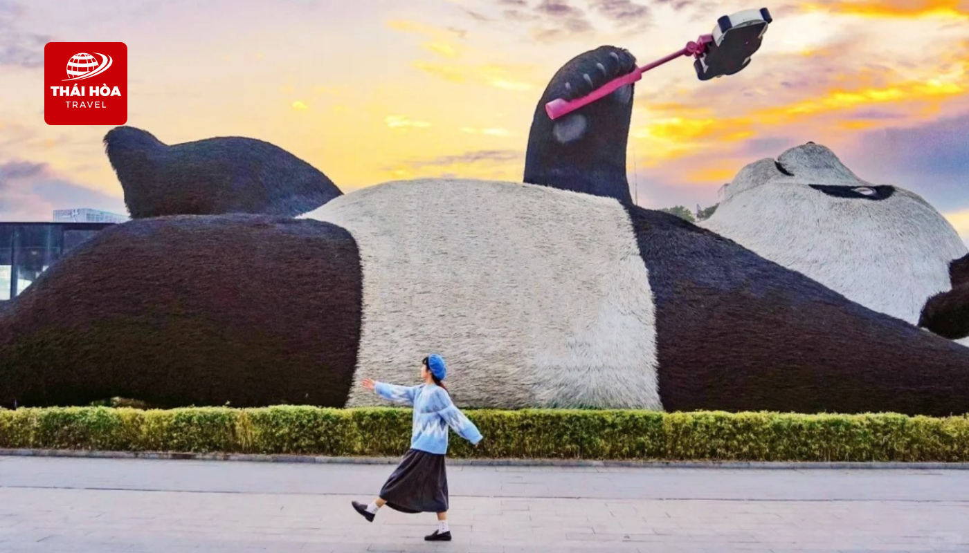 Chú gấu trúc selfie khổng lồ tại Tứ Xuyên