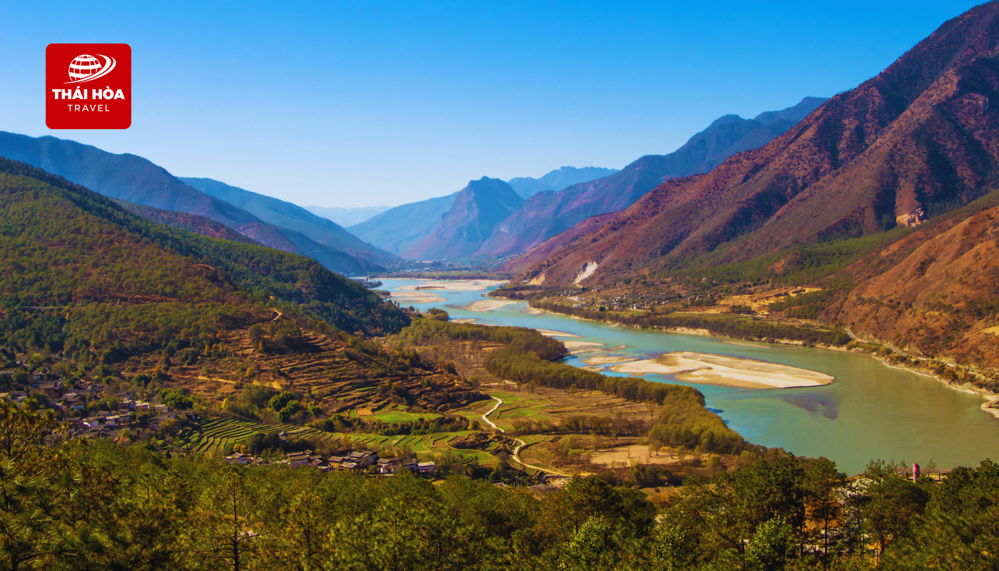 Đoàn dùng bữa tối trong không khí se lạnh của cao nguyên Vân Nam