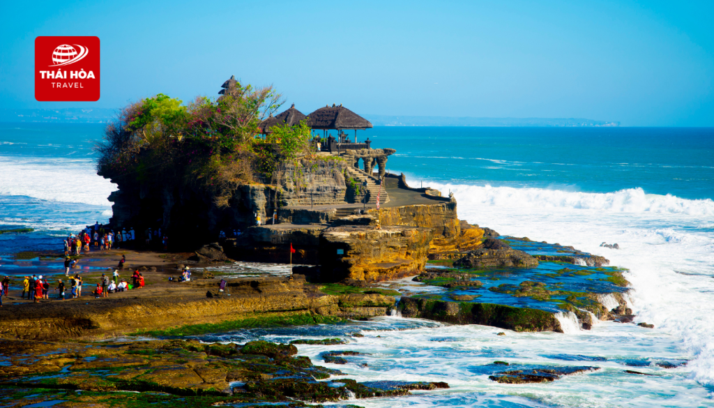 Tanah Lot là một trong bảy ngôi đền ven biển nổi tiếng của Bali