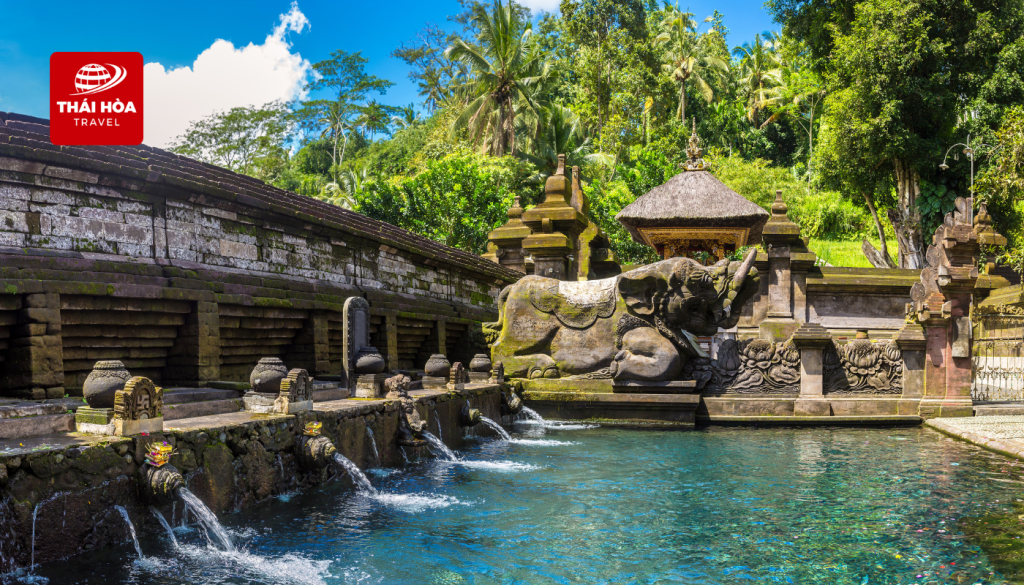 Hồ nước thanh tẩy tại đền Tirta Empul