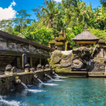 Hồ nước thanh tẩy tại đền Tirta Empul