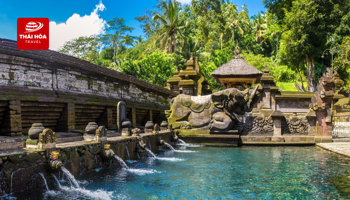 Hồ nước thanh tẩy tại đền Tirta Empul
