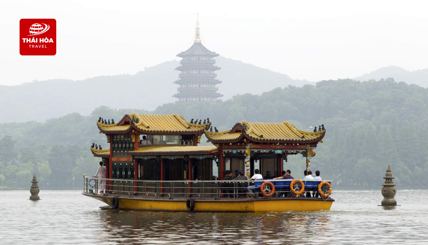 Du thuyền ngắm cảnh Tây Hồ