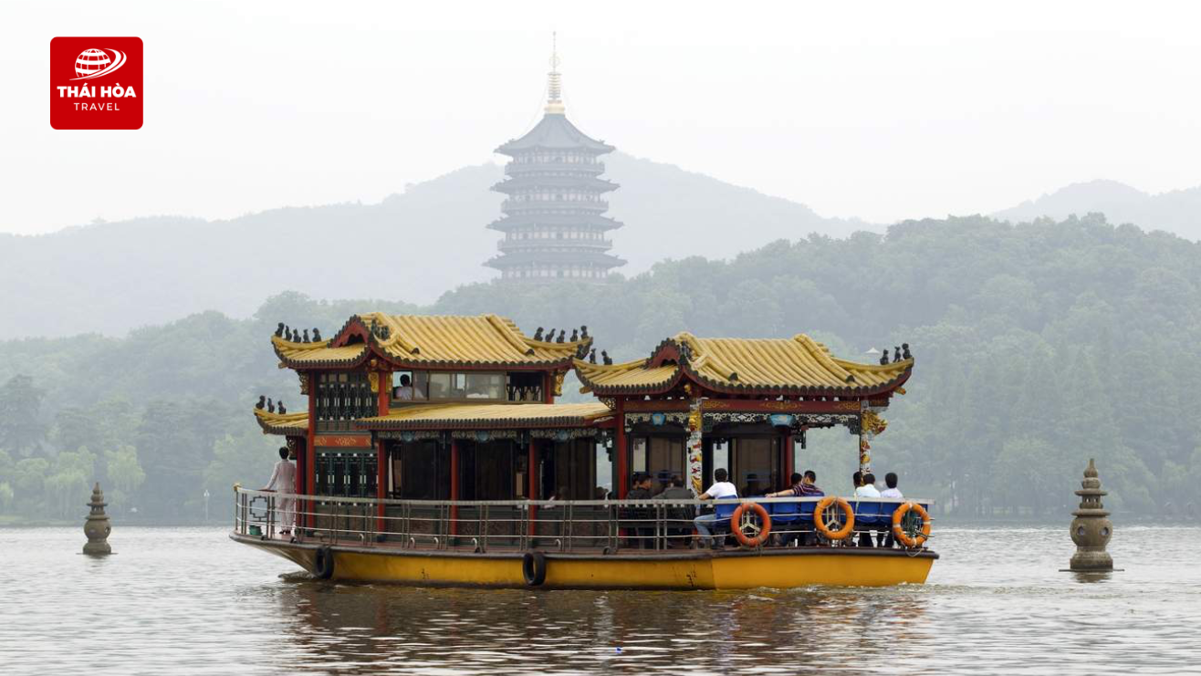 Du thuyền ngắm cảnh Tây Hồ
