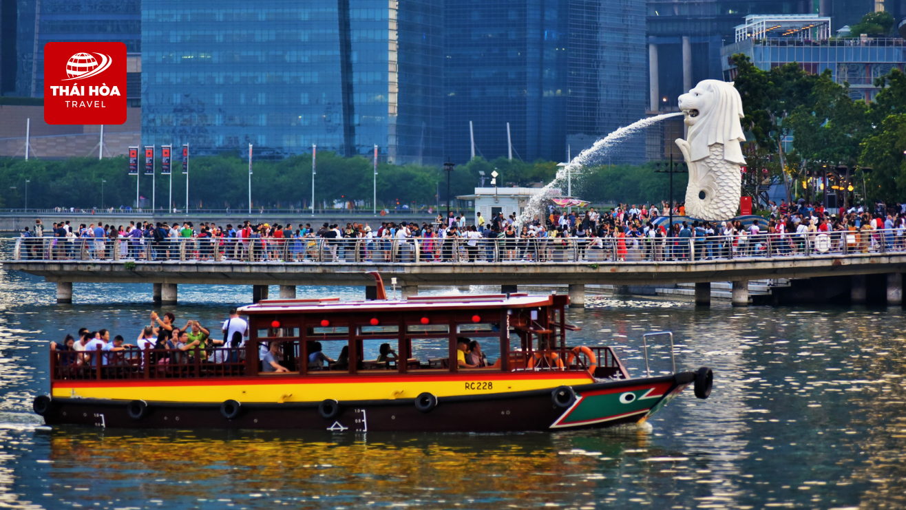 Du thuyền trên sông Singapore