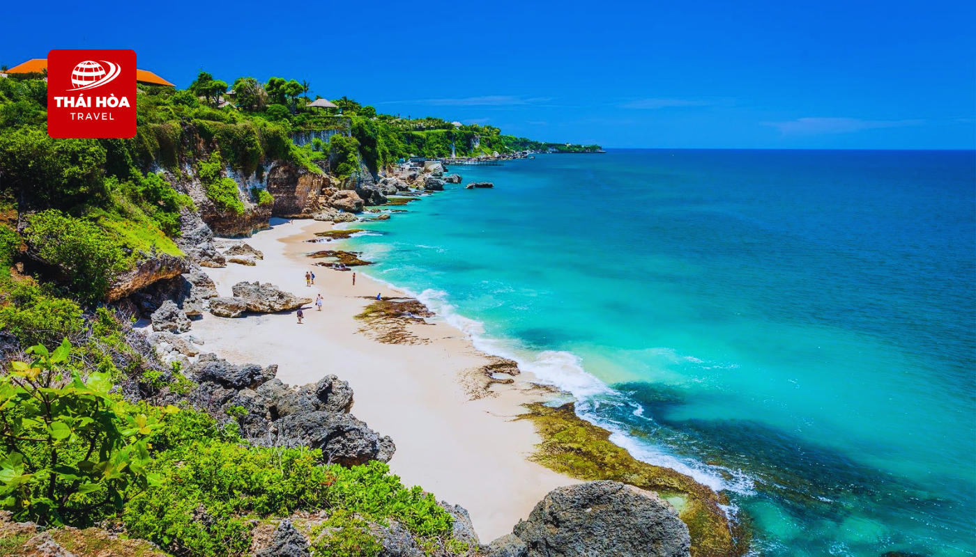 Đoàn dùng bữa tối tại nhà hàng tại bãi biển Jimbaran