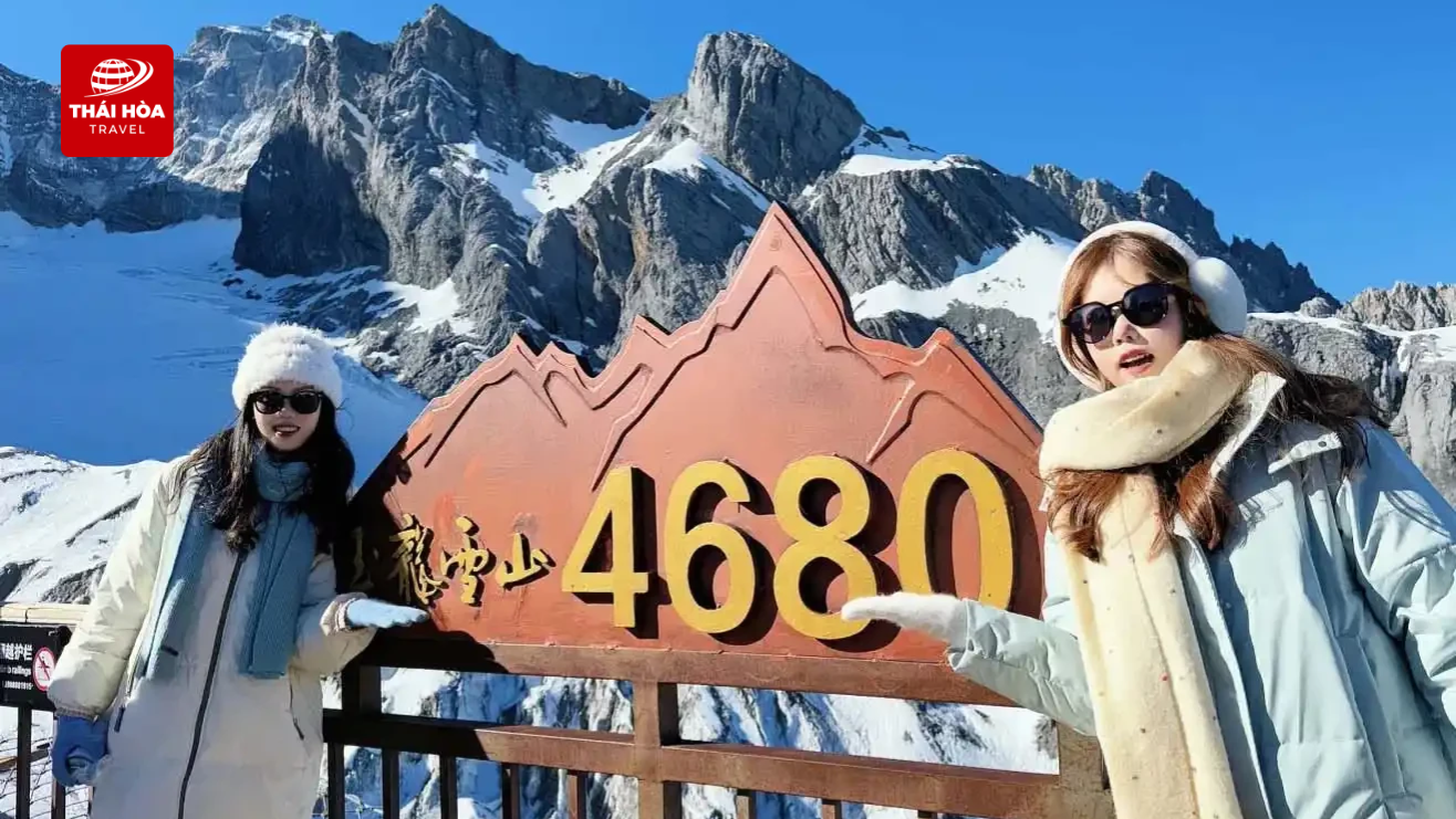 Núi Tuyết Ngọc Long