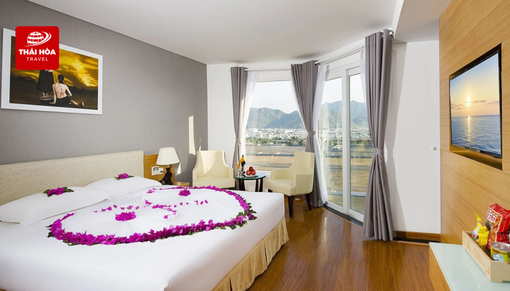 Phòng Deluxe nhìn ra thành phố có ban công