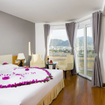 Phòng Deluxe nhìn ra thành phố có ban công