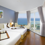 Phòng Deluxe nhìn ra biển có ban công