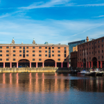 Bến cảng Royal Albert Dock được xây dựng hoàn toàn bằng gạch, đá và gang