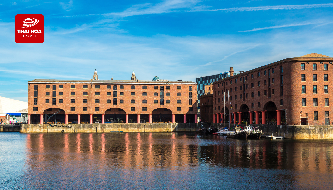 Bến cảng Royal Albert Dock được xây dựng hoàn toàn bằng gạch, đá và gang