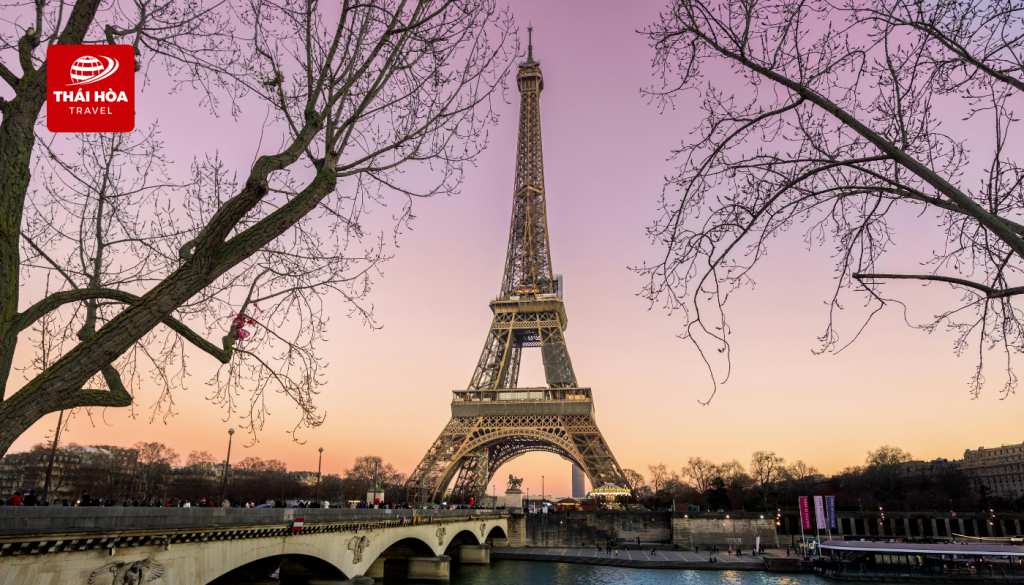 Tháp Eiffel - Biểu tượng của Paris