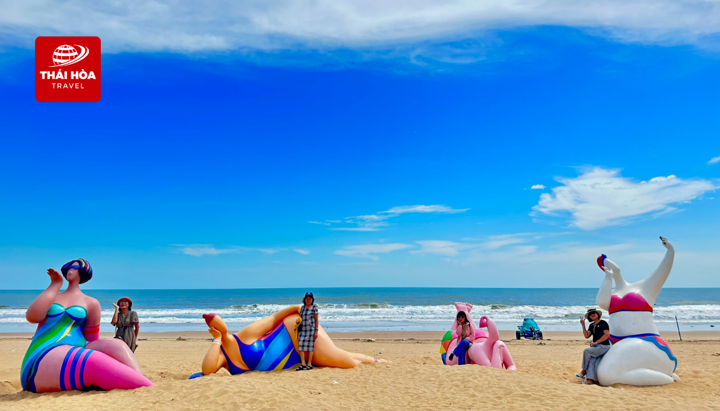 Check-in với những bức tượng khổng lồ tại Bikini Beach