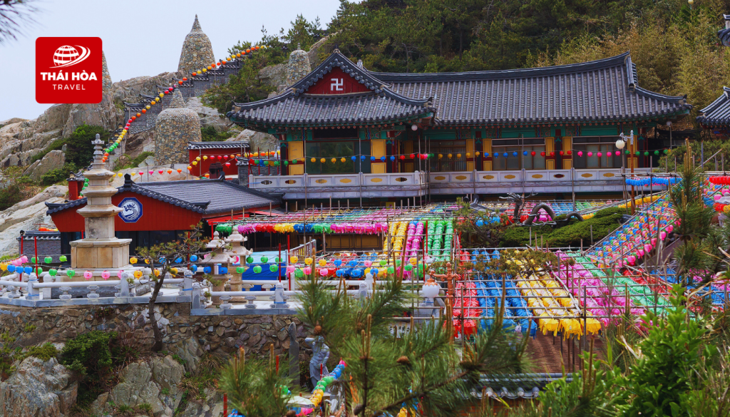 Haedong Yonggungsa lại tọa lạc trên những vách đá cheo leo