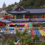 Haedong Yonggungsa lại tọa lạc trên những vách đá cheo leo