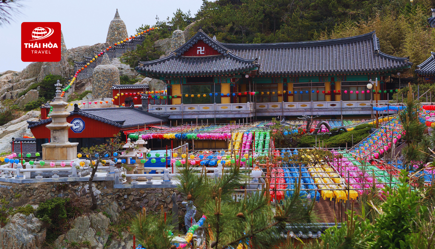 Haedong Yonggungsa lại tọa lạc trên những vách đá cheo leo