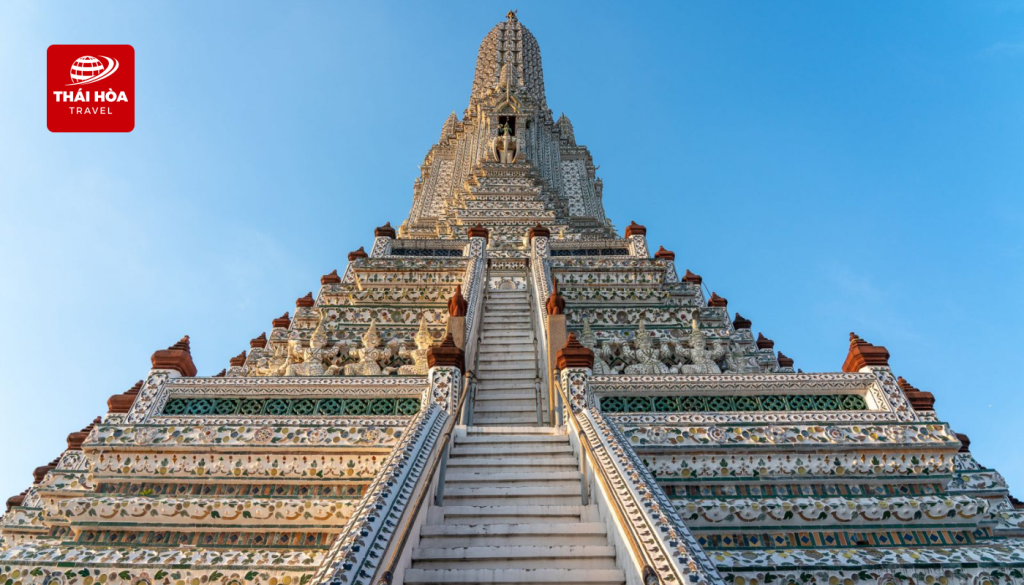 Chùa Wat Arun được trang trí từ hàng triệu mảnh gốm sứ và vỏ sò