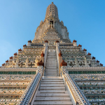 Chùa Wat Arun được trang trí từ hàng triệu mảnh gốm sứ và vỏ sò
