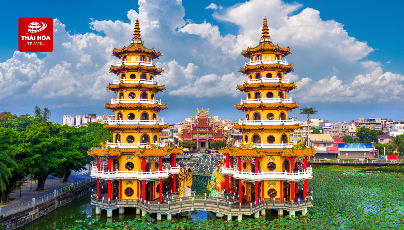 Tháp Long Hổ tại Đầm Liên Trì