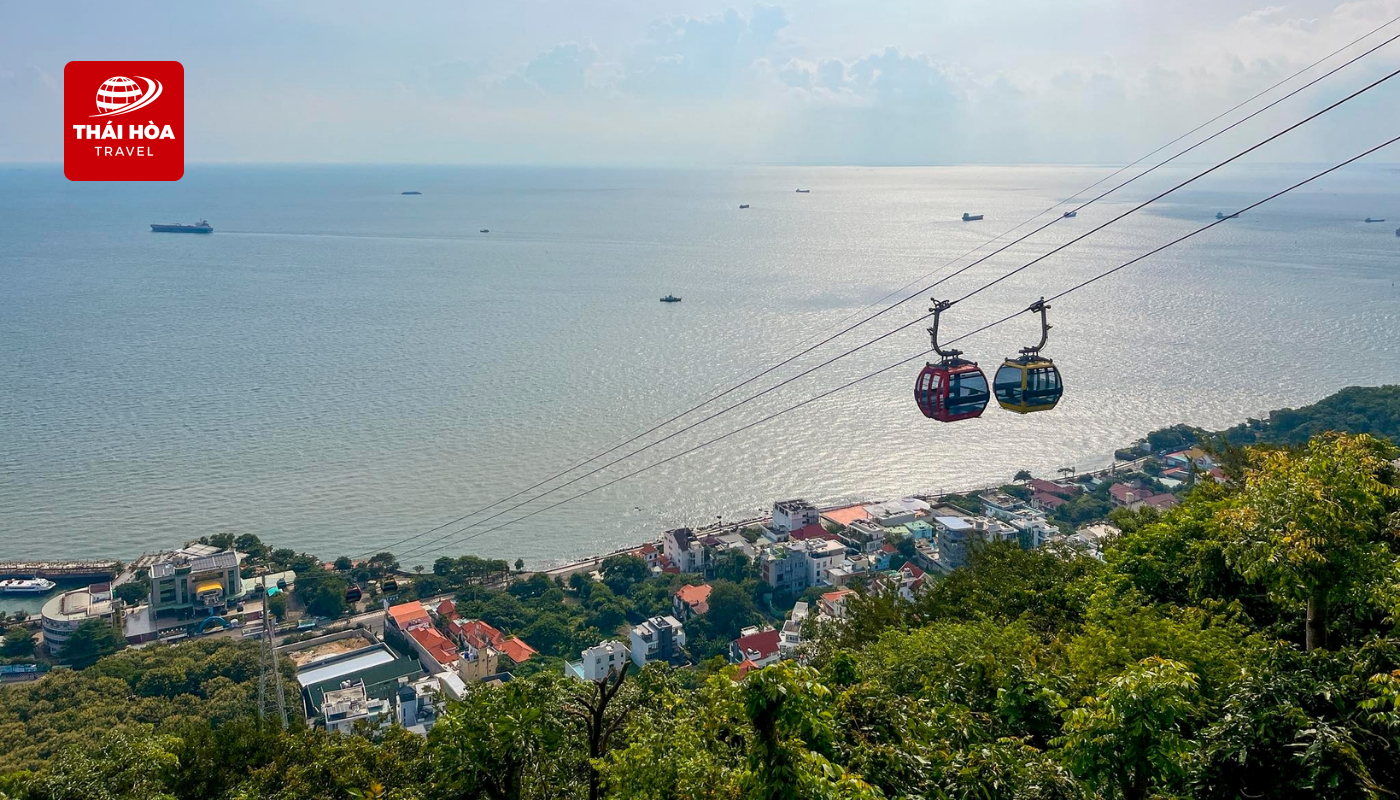 Để đến khu du lịch Hồ Mây, quý khách di chuyển bằng cáp treo