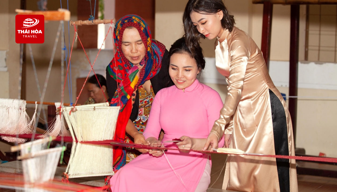 Làng dệt thổ cẩm Mỹ Nghiệp: Đây là một trong những làng nghề cổ truyền của người Chăm