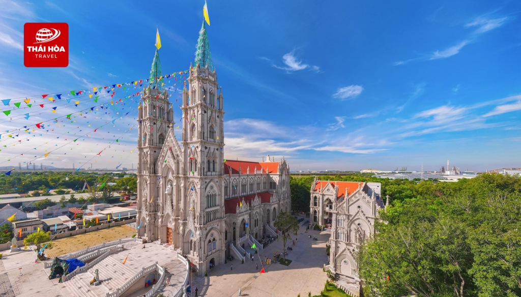 Nhà thờ Song Vĩnh nổi bật với kiến trúc Gothic phương Tây