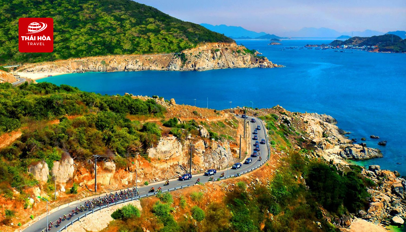 Ninh Chữ với đường bờ biển hình vòng cung dài 10km