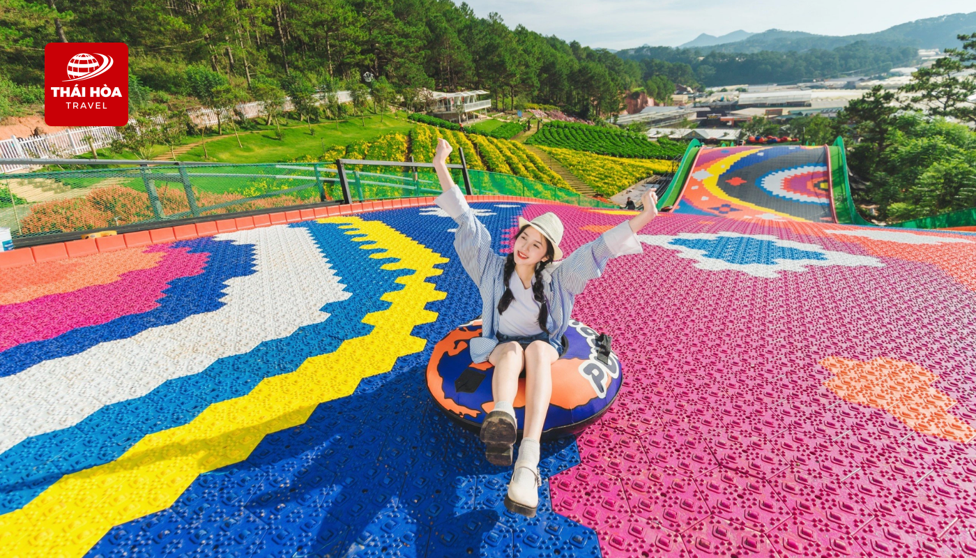 Trượt phao khô là trò chơi "hot" nhất tại Puppy Farm