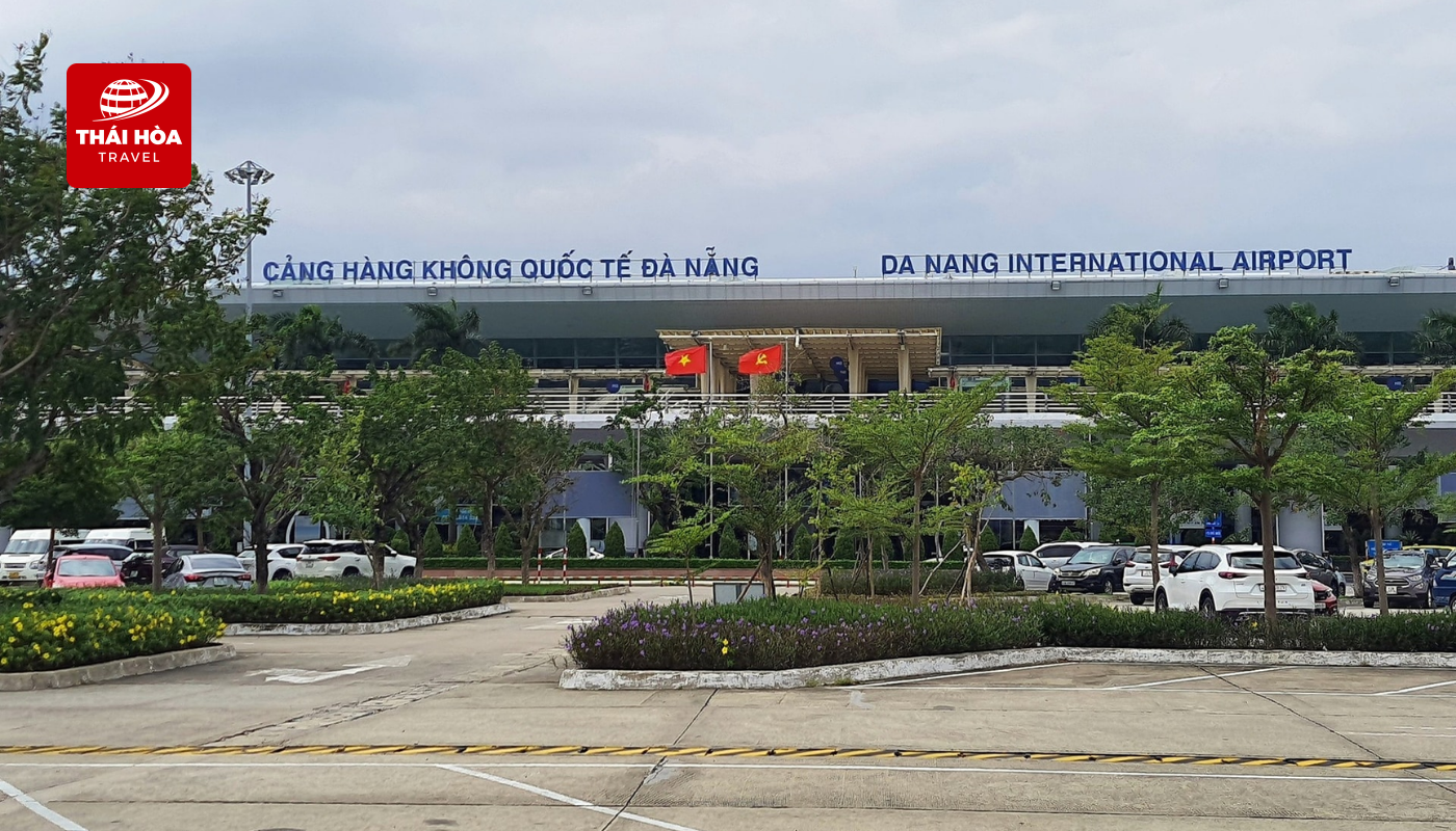 hướng dẫn viên Thái Hòa Travel đưa quý khách ra sân bay Đà Nẵng