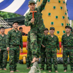 Thành viên cầm gậy thăng bằng đặt bóng di chuyển qua cầu khỉ