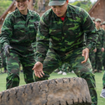 thành viên bật nhảy qua đường chạy bánh xe di chuyển về đích