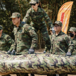 Thành viên cùng nhau nâng xe phao và di chuyển đến điểm tập bắn