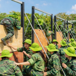 Tất cả thành viên cùng tham gia thử thách vượt qua tường ván