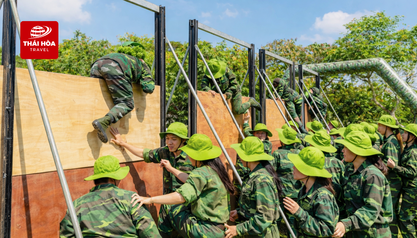 Tất cả thành viên cùng tham gia thử thách vượt qua tường ván