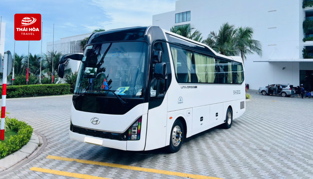 Xe 45 chỗ đáp ứng nhu cầu di chuyển cho đoàn lớn với tiện nghi hiện đại