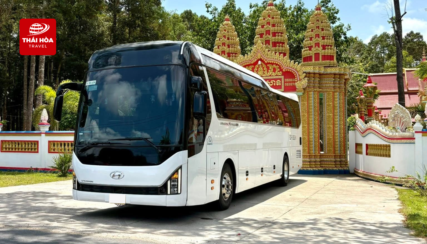 Xe 45 chỗ giúp đoàn lớn di chuyển đồng bộ và thuận tiện quản lý