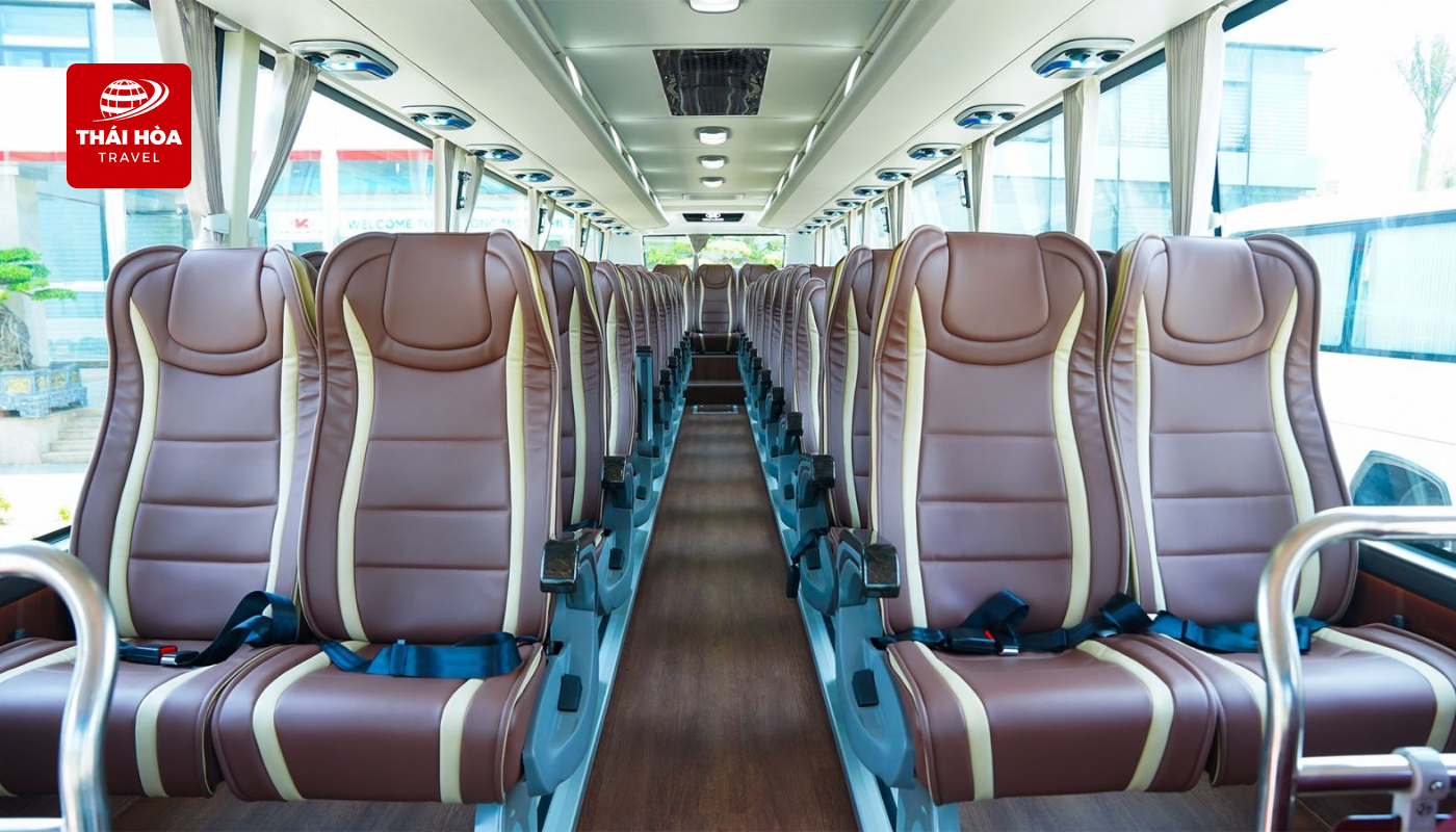 Ghế bọc da cao cấp với kích thước lớn, có chỗ để chân rộng rãi