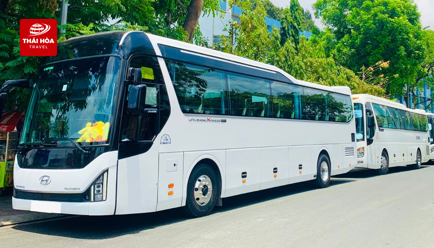 Với các đoàn đông từ 35 - 43 khách, xe 45 chỗ đáp ứng tốt cả về không gian lẫn sức chứa hành lý
