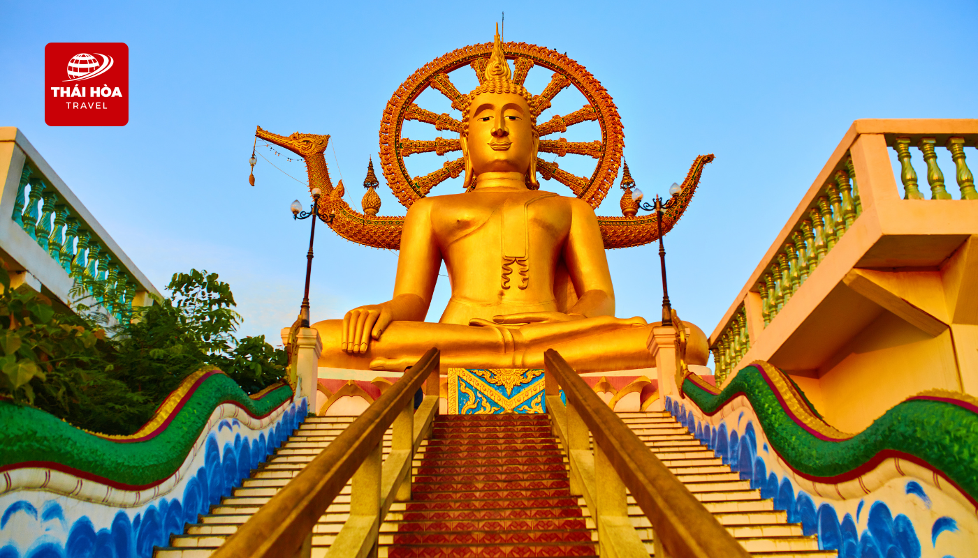 Chùa Wat Phra Yai là nơi đặt tượng Phật vàng cao 18m