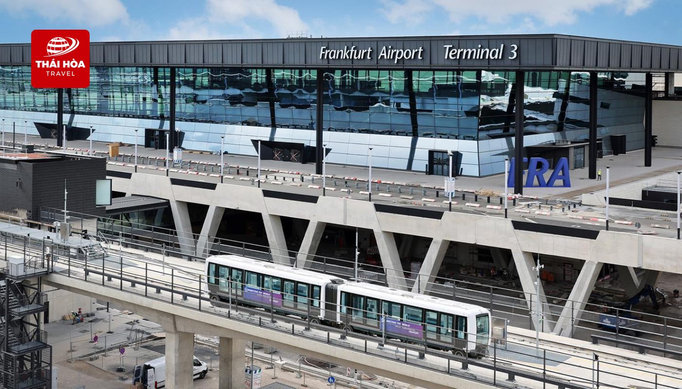 Đoàn đến sân bay Frankfurt, đoàn làm thủ tục nhập cảnh